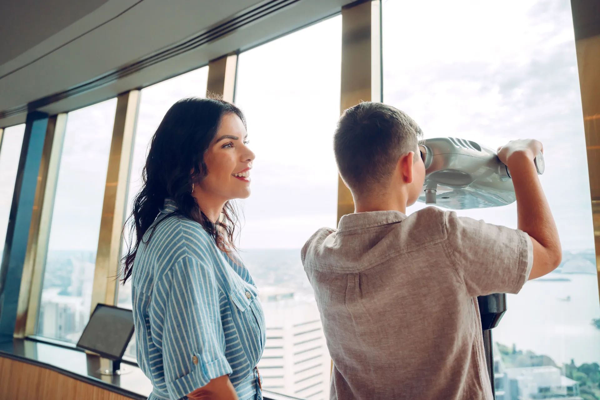 00009 STE Newobsdeck2025 [USE GLOBAL] [EXP INPERP] Mum And Son On Binoculars